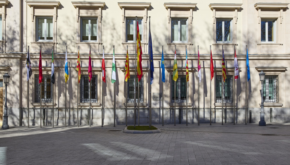 Archivo - Banderas de las Comunidades Autónomas frente a la fachada del Palacio del Senado, a 14 de enero de 2025, en Madrid (España).