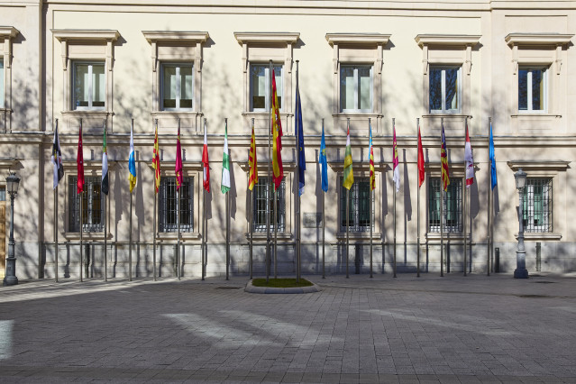 Archivo - Banderas de las Comunidades Autónomas frente a la fachada del Palacio del Senado, a 14 de enero de 2025, en Madrid (España).