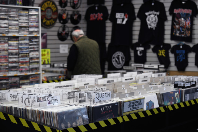 Archivo - Un hombre ojea vinilos en una tienda. Foto de archivo.
