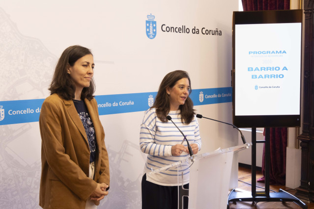 La alcaldesa de A Coruña, Inés Rey, presenta el programa 'Barrio a Barrio'