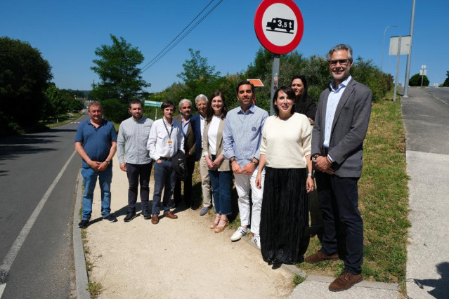 La de Economía e Industria, María Jesús Lorenzana, en el parque empresarial de Sigüeiro, en Oroso (A Coruña)