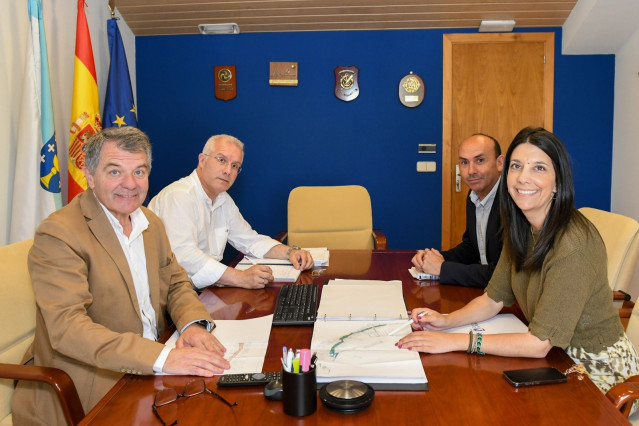 Los responsables de Portos de Galicia y el Ayuntamiento de Ribeira