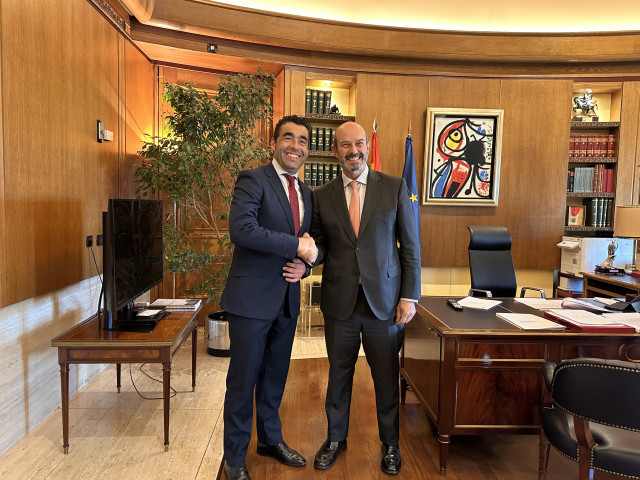 El presidente de la Diputación de Pontevedra, Luis López, y el presidente del Senado, Pedro Rollán