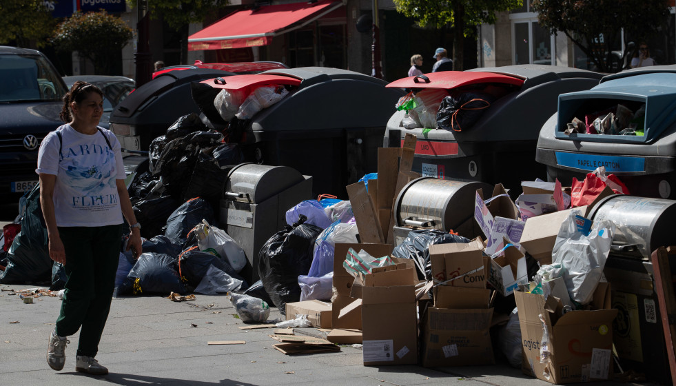 Basura acumulada fuera de los contenedores, a 26 de mayo de 2026, en Vigo, en la tercera jornada de huelga en la concesionaria del servicio de recogida.
