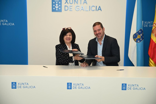 EL conselleiro de Cultura, Lingua e Xuventude, José López Campos, y la presidenta de la Federación Galega de Teatro Afeccionado, Chelo Pampillón, firman el convenio