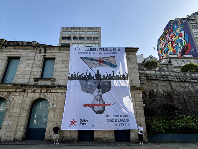 Galiza Nova despliega en Vigo una gran pancarta contra las 