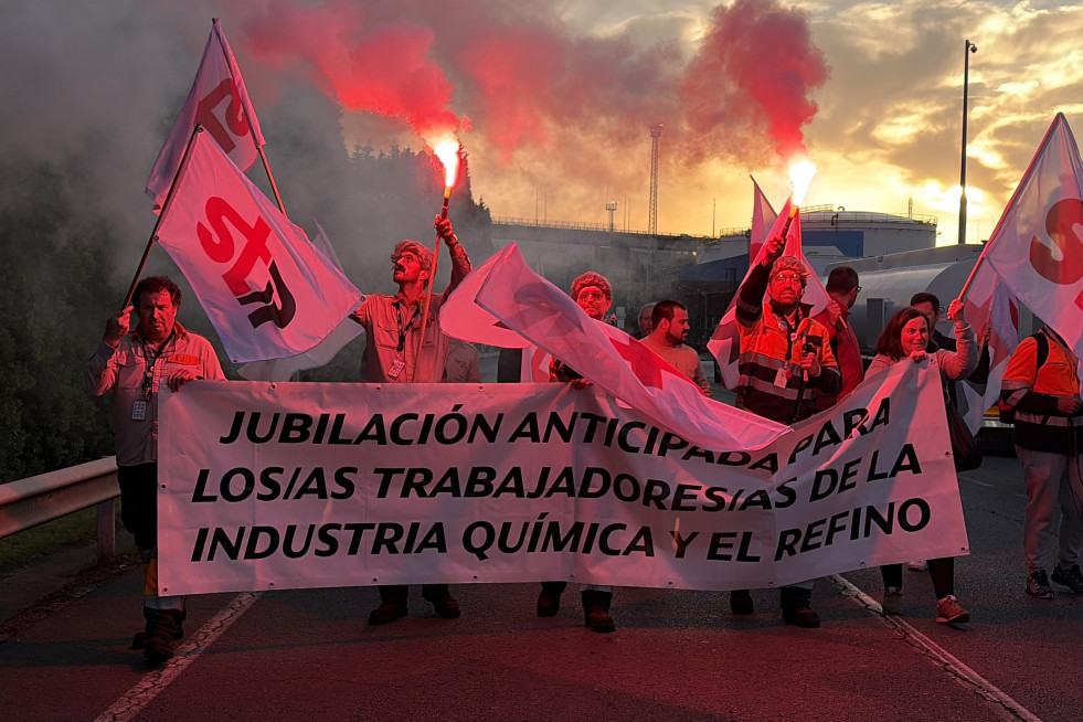Protesta convocada por el Sindicato de Trabajadores (STR) ante la refinería de A Coruña