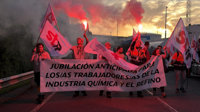 Protesta convocada por el Sindicato de Trabajadores (STR) ante la refinería de A Coruña