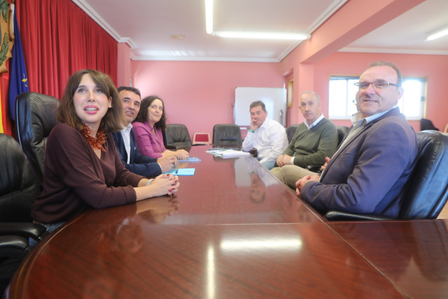 Archivo - La conselleira de Economia, María Jesús Lorenzana, con alcaldes