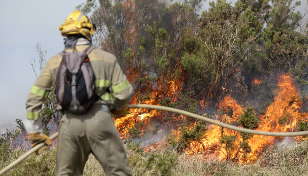 Archivo - Un efectivo de la Xunta con base en Becerreá trabajan para extinguir las llamas en un incendio forestal, a 29 de marzo de 2023, en Baleira, Lugo, Galicia (España).