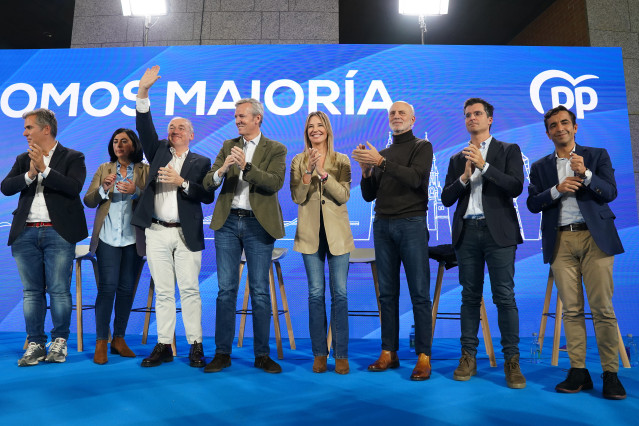 Archivo - El presidente del PPdeG, Alfonso Rueda, en un acto de partido junto al presidente del PP local de A Coruña, Miguel Lorenzo, y otros miembros de la formación