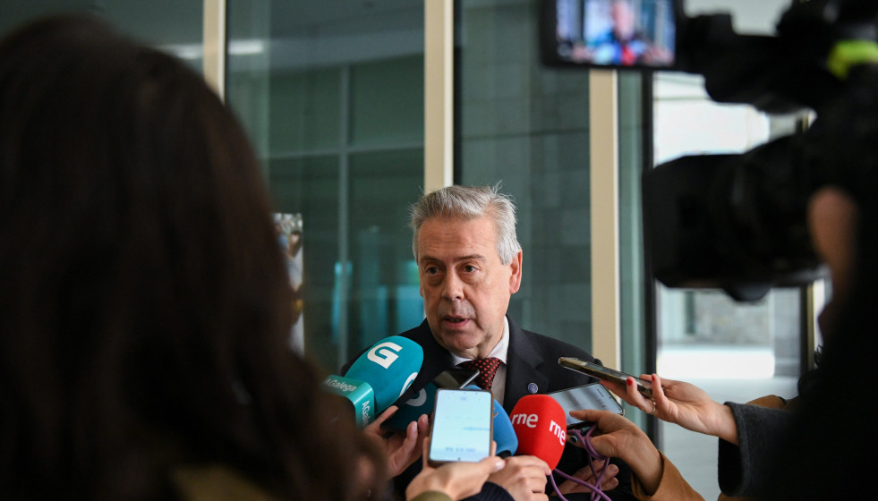 Archivo - El conselleiro de Sanidade, Antonio Gómez Caamaño, en declaracione a los medios. Foto de archivo