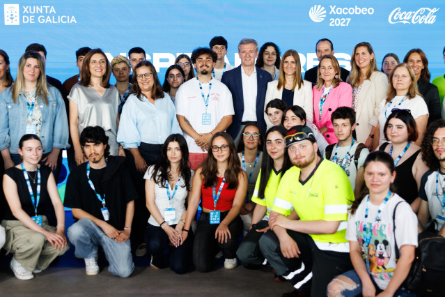 El presidente de la Xunta, Alfonso Rueda, junto a alumnos en una visita a la fábrica de Coca-Cola