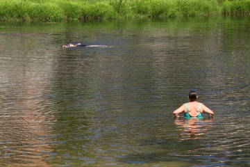 Archivo - Dos bañistas en el río de Leiro en plena ola de calor (imagen de archivo)