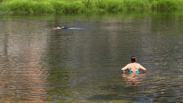 Archivo - Dos bañistas en el río de Leiro en plena ola de calor (imagen de archivo)
