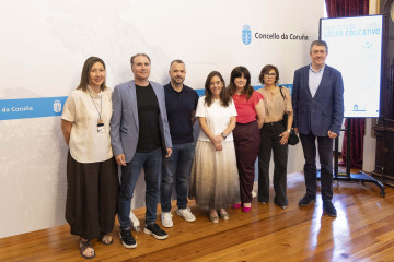 La alcaldesa de A Coruña, Inés Rey, y representantes de la Federación de Anpas presentan las actividades extraescolares