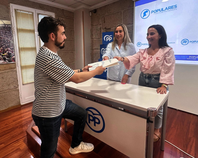 Raúl Santamaría en la entrega de avales.