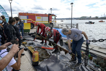 Archivo - Voluntarios participan en la limpieza de fondos marinos, en el Festival Mar de Mares 2021 de A Coruña.