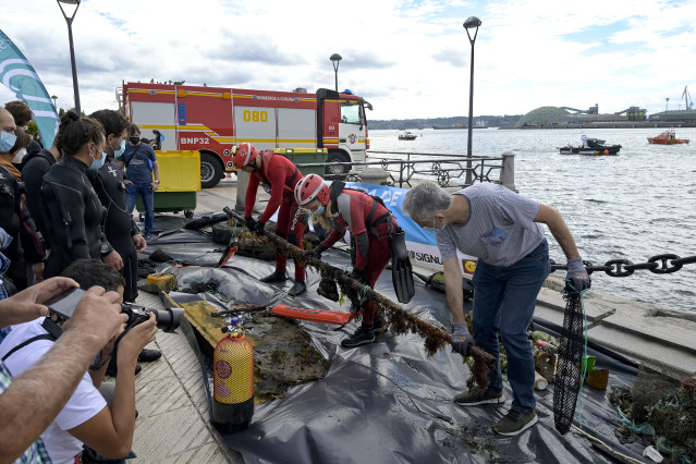 Archivo - Voluntarios participan en la limpieza de fondos marinos, en el Festival Mar de Mares 2021 de A Coruña.