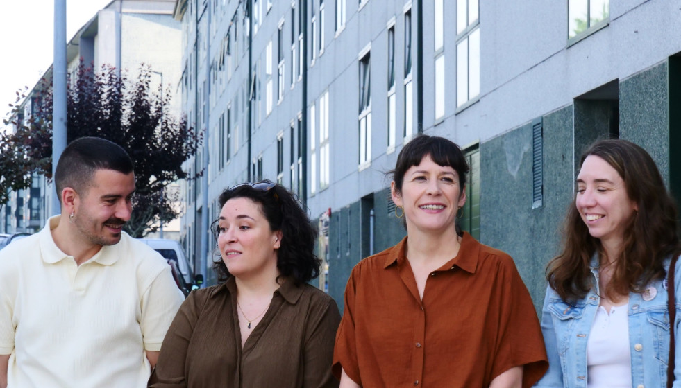 La portavoz nacional del BNG, Ana Pontón, visita una vivienda en el barrio de Salgueiriños, en Santiago.