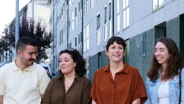La portavoz nacional del BNG, Ana Pontón, visita una vivienda en el barrio de Salgueiriños, en Santiago.