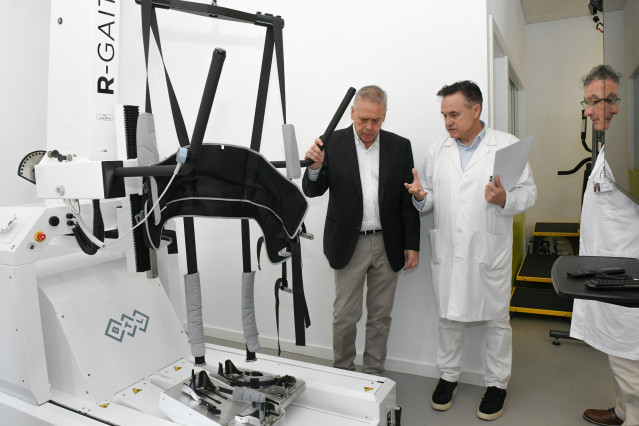 El conselleiro de Sanidade, Antonio Gómez Caamaño, visita la sala de neurorrehabilitación del Hospital Gil Casares de Santiago de Compostela.