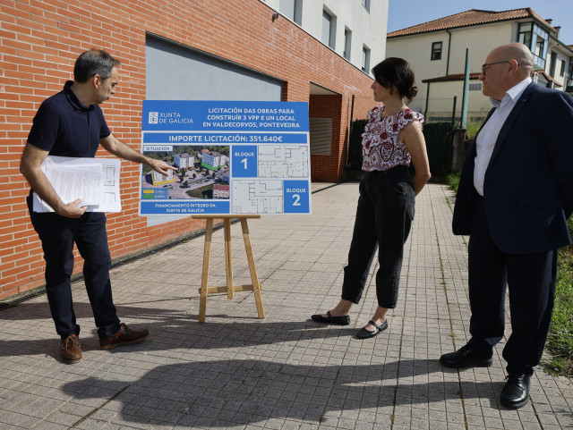 La conselleira de Vivenda e Planificación de Infraestruturas, María Martínez Allegue, en la parcela número 13 de Valdecorvos (Pontevedra)