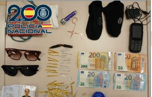 Detenidas dos mujeres dedicadas a robos en domicilios que fueron sorprendidas cuando intentaban entrar en una casa.