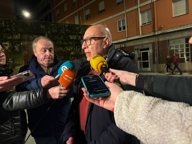 Archivo - El alcalde de Barbadás, Xosé Carlos Valcárcel, frente a la sede provincial del PSdeG en Ourense
