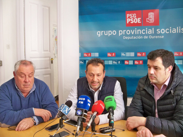 Archivo - Imagen de archivo del alcalde de Vilamartín de Valdeorras, Enrique Álvarez Barreiro (centro de la imagen)
