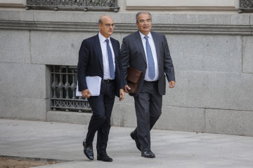 Archivo - El expresidente del Banco Popular Ángel Ron (d) y su abogado José Antonio Choclán (i) a su llegada a un juicio en la sede de la Audiencia Nacional, a 19 de octubre de 2022, en Madrid (Esp