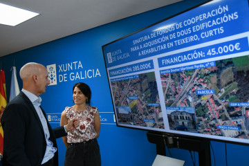 La conselleira de Vivenda e Planificación de Infraestruturas, María M. Allegue, firma con el alcalde de Curtis, Javier Caínzos, acuerdos de colaboración.