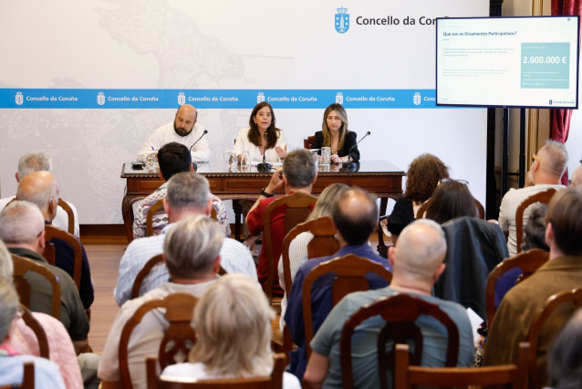 La alcaldesa de A Coruña, Inés Rey, presenta a entidades vecinales una nueva edición de los presupuestos participativos