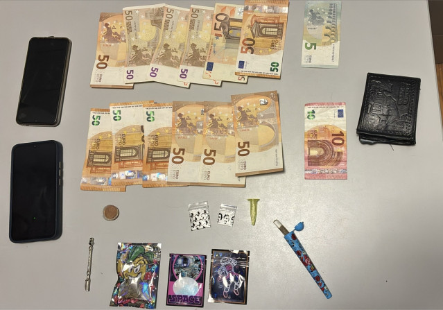 Droga y dinero intervenidos por la Policía Nacional en un operativo contra el 'menudeo' de droga en Vigo.