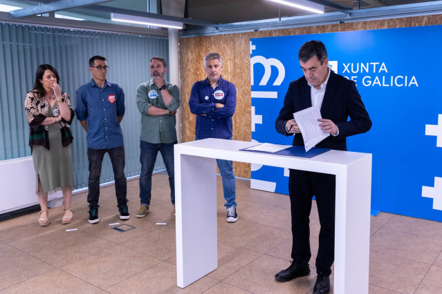 Xunta y sindicatos sellan el acuerdo para recuperar las 18 horas lectivas y reforzar la atención a la diversidad