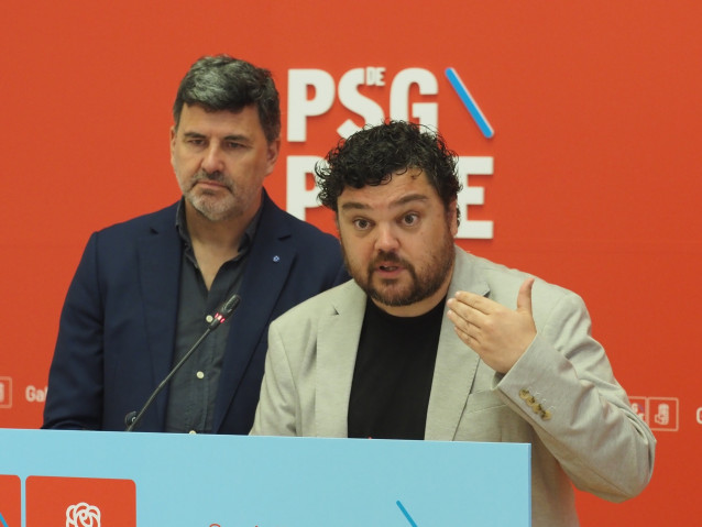 El portavoz de Sanidad del PSdeG, Julio Torrado, y el eurodiputado Nicolás González Casares, en rueda de prensa.