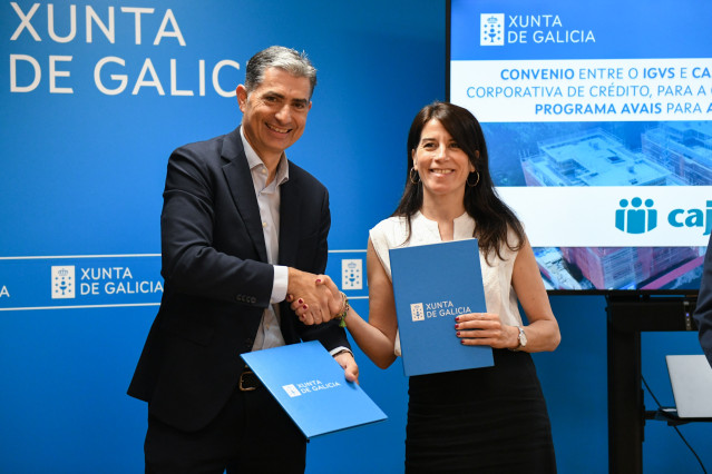 La conselleira de Vivenda, María Martínez Allege con el director territorial Norte de Cajamar Caja Rural, Sociedad Cooperativa de Credito,  José Antonio Benavides López
