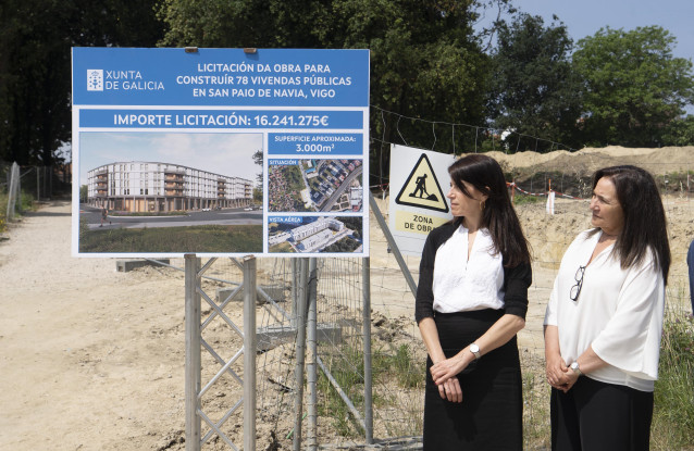La conselleira de Vivenda e Planificación de Infraestruturas, María Martínez Allegue, y la delegada territorial de la Xunta en Vigo, Ana Ortiz, en una visita a Navia, a 29 de mayo de 2026.
