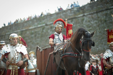 Archivo - Varias personas durante el desfile de Asociaciones del Arde Lucus 2025, a 14 de junio de 2025, en Lugo, Galicia (España). Este es uno de los actos más emblemáticos y multitudinarios de la