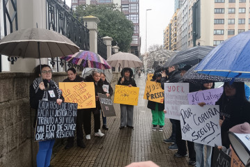 Archivo - Familiares y amigos de Yoel Quispe, concentrados ante la Audiencia Provincial de A Coruña, exigen justicia