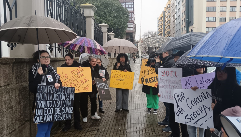 Archivo - Familiares y amigos de Yoel Quispe, concentrados ante la Audiencia Provincial de A Coruña, exigen justicia