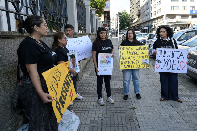 Concentración de la familia y amigos de Yoel Quispe a las puertas de la Audiencia Provincial de A Coruña el primer día del juicio.