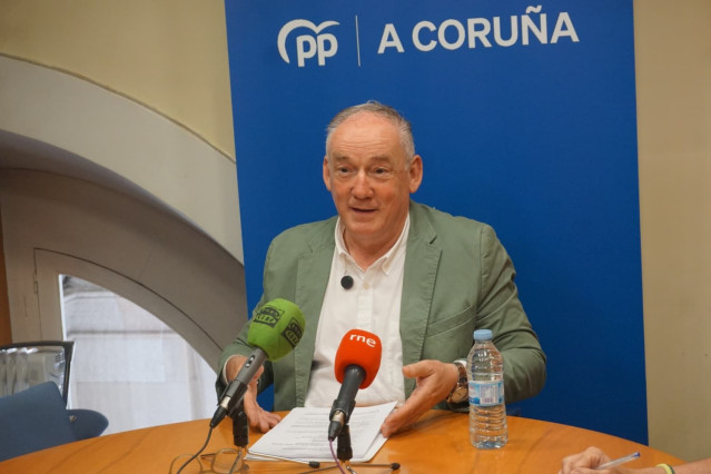 El portavoz del grupo municipal del PP en el Ayuntamiento de A Coruña, Miguel Lorenzo, en rueda de prensa.