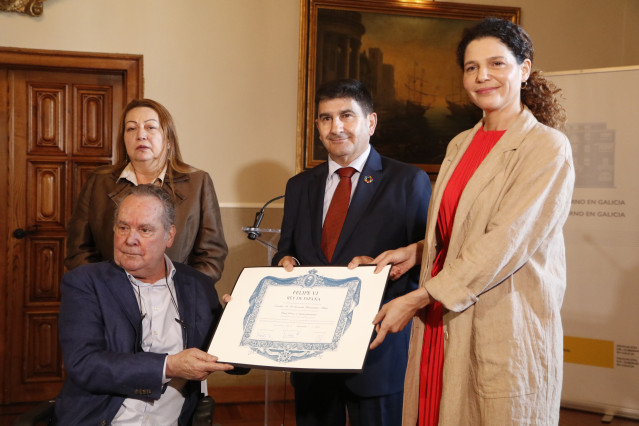 El delegado del Gobierno entrega el reconocimiento a la familia de Fernández Albor