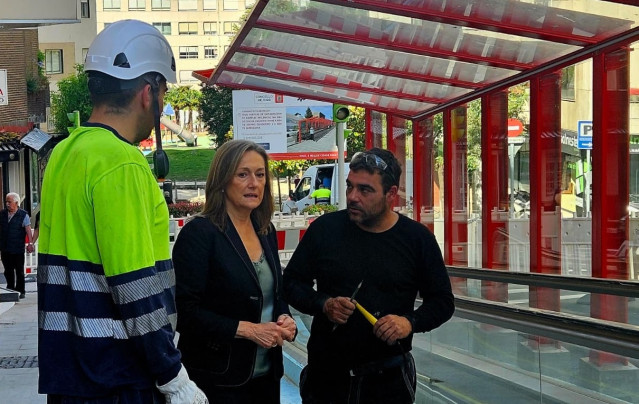 La vicepresidenta de la Diputación de Pontevedra, Luisa Sánchez, visita las obras de reforma de la calle Pintor Colmeiro, cofinanciadas entre la institución provincial y el Ayuntamiento.