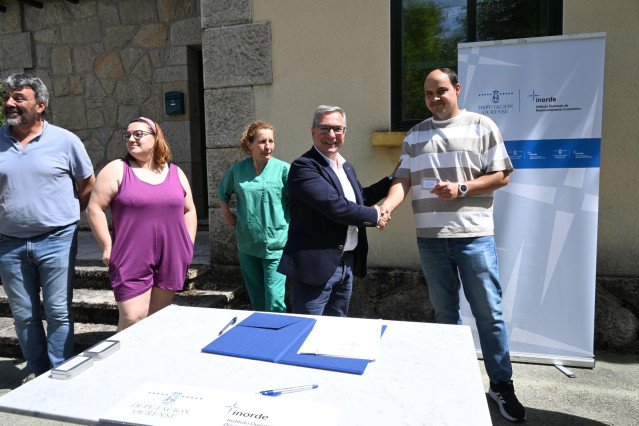 El presidente de la Diputación de Ourense, Luis Menor, hace entrega de las llaves de tres nuevas viviendas en A Mezquita, Ourense, Galicia.
