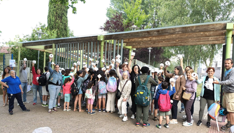 Limpieza y conserjes en huelga en una imagen de CEIP Compostela