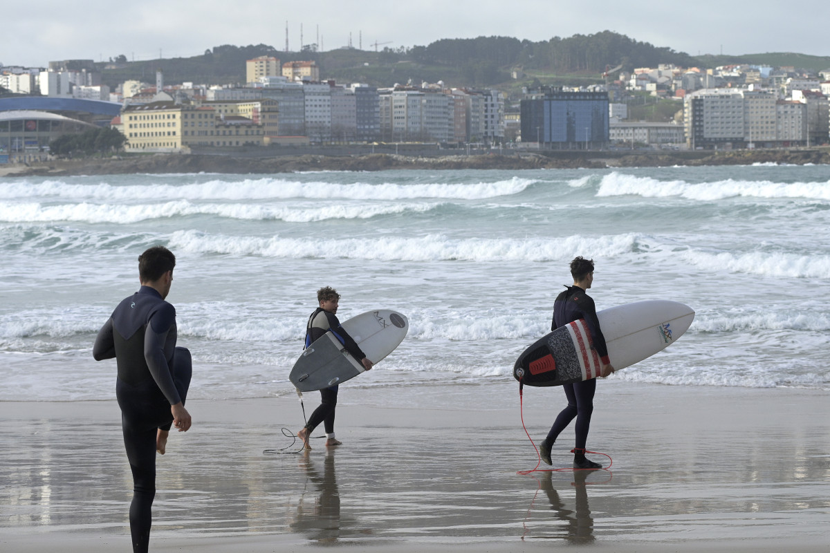 Archivo - Varios surfistas en la playa El Matadero, el mismo día del paso de la borrasca Justine convertida en ciclogénesis explosiva en A Coruña, Galicia (España), a 31 de enero de 2021. Justine 