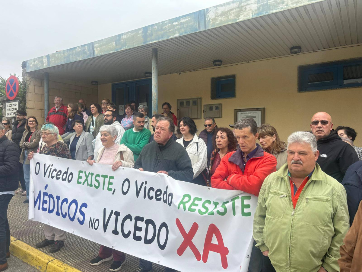 Protesta en O Vicedo por la falta de mu00e9dicos en el centro de salud en una imagen del mes de abril