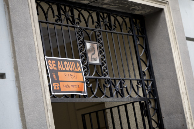 Archivo - Un cartel de 'se alquila'.